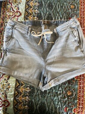 torrid light wash denim drawstring cuffed shorts size 3